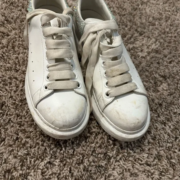 Alexander McQueen Kids White Sneakers with Sparkling Accents - Picture 4 of 5